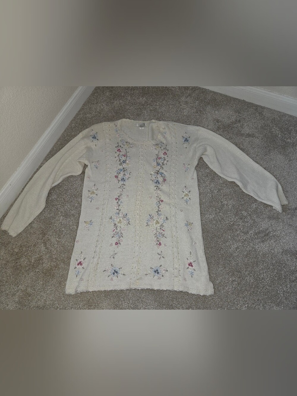 Selleca Cream Embroidered Sweater Size Small
